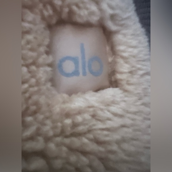 FIRM PRICE! EUC ALO YOGA SHERPA SNOW ANGEL PUFFER - Picture 8 of 12